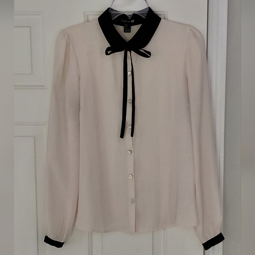 Forever 21 Cream Black Feminine Bow Classic Office Business Casual Blouse. Sz M